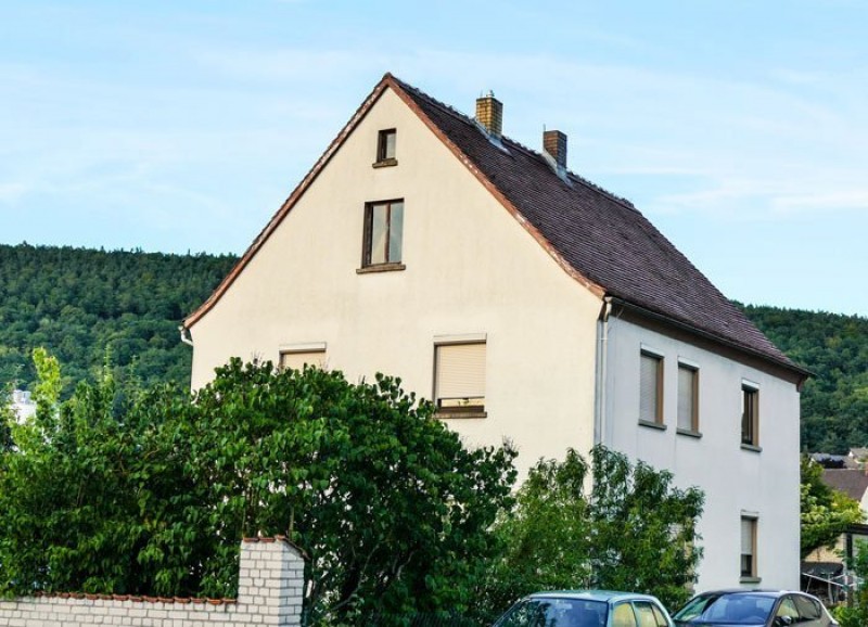Monteurwohnungen Untermain mit den Parkplätzen vor dem Haus Monteurwohnungen und Ferienwohnungen Untermain