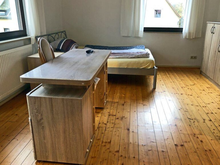 Wohnung 1. Stock: Schlafzimmer und Arbeitsbereich